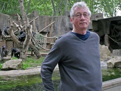 Frans de Waall, ayer en el recinto de los chimpanc&eacute;s del zoo.