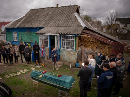 Un funeral oficiado el martes en la localidad ucrania de Ozera, en las inmediaciones de Bucha.
