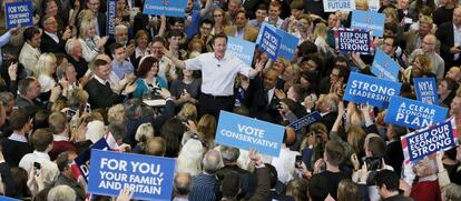 El lider conservador David Cameron, en una mitin celebrado ayer en una escuela en Bath, en el este de Inglaterra. 