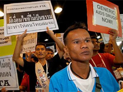Manifestación de activistas en Bangkok para pedir que se potencien los medicamentos genéricos contra el sida.