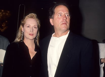 Streep y Gummer se casaron en el jardín de la residencia de los padres de ella, en Connecticut. Ella ha contado que desde muy pronto tuvo muy claro que su vida matrimonial y familiar tenía que ser totalmente impenetrable para los medios: "Es una lección que aprendí de Robert Redford quien me dijo: ‘Nuestros hijos no son parte de tu decorado’”. La propia actriz ha reconocido que esa frase la marcó profundamente. En la imagen, en una fiesta ofrecida por Jack Nicholson en 1994. s)