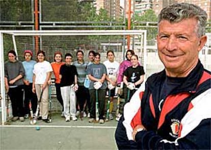 Pedro Tapia Fernández, el pasado jueves, junto al equipo de hockey femenino San Pablo Valdeluz.