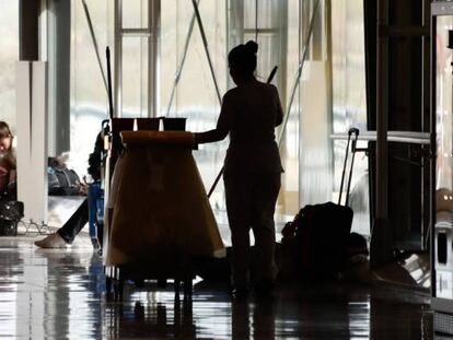 Una trabajadora limpia el suelo del Aeropuerto Adolfo Suárez Madrid-Barajas.
 
