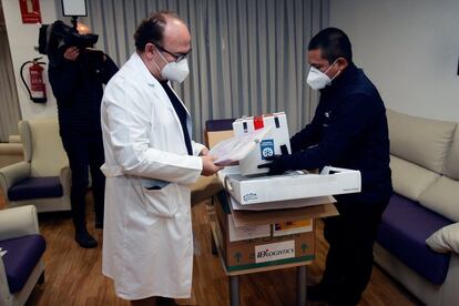 Un responsable de la residencia Los Olmos de Guadalajara recibe las cajas con la vacuna, esta mañana. Con estas dos inyecciones se inicia este domingo en España la esperada estrategia de vacunación contra el coronavirus que se seguirá en todas las comunidades autónomas y que también ha comenzado en el resto de países europeos.