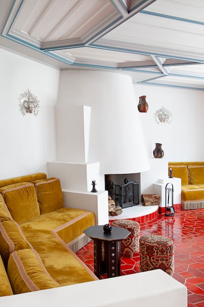 Andalusian perimeter work benches in the hotel bar, where the appliqués are silver half-crowns made by Spanish goldsmiths.