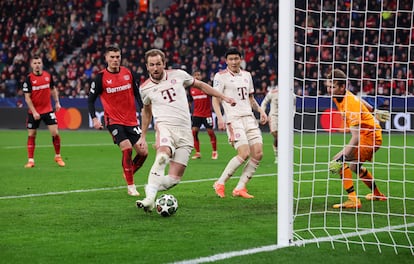 Harry Kane, del Bayern Múnich, anota el primer gol de su equipo ante el Bayer Leverkusen en la vuelta de los octavos de final de la Champions League este martes