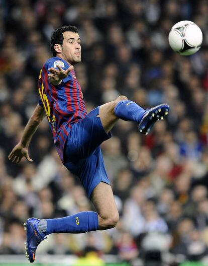 Sergio Busquets controla el balón, durante un partido de la Copa del Rey contra el Real Madrid, en enero de 2012.