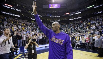 Kobe Bryant, antes del partido, en marzo, contra Utah.