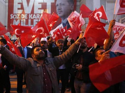 Cidadãos turcos votam no referendo constitucional deste domingo em Ancara.