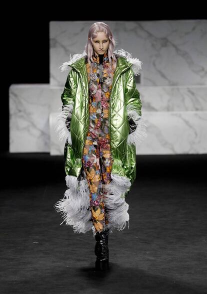 Una modelo presenta una de las creaciones de la diseñadora Ana Locking, durante el desfile de la Mercedes-Benz Fashion Week Madrid, este viernes.
