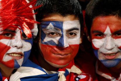 Los seguidores chilenos animan a su selección desde la grada del estadio de Pretoria.