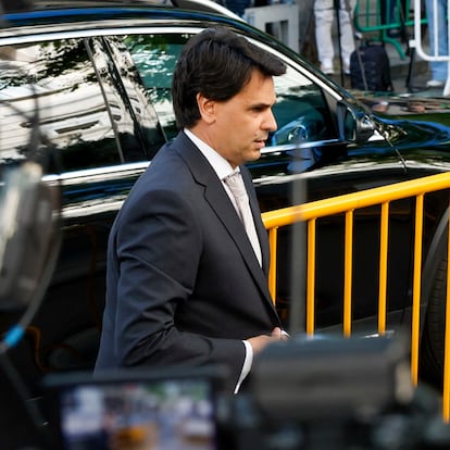FOTODELDÍA MADRID, 23/05/2025.-Alberto González Amador (d), pareja de la presidenta de la Comunidad de Madrid Isabel Díaz Ayuso, y autor de la denuncia que originó la investigación tras la filtración de un correo de su abogado en el que admitía dos delitos de fraude fiscal, a su llegada al Tribunal Supremo para prestar declaración como testigo ante el juez del Supremo Ángel Hurtado, que investiga al fiscal general del Estado, Álvaro García Ortiz, por supuesta revelación de secretos.-EFE/ Juan Carlos Hidalgo
