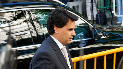 FOTODELDÍA MADRID, 23/05/2025.-Alberto González Amador (d), pareja de la presidenta de la Comunidad de Madrid Isabel Díaz Ayuso, y autor de la denuncia que originó la investigación tras la filtración de un correo de su abogado en el que admitía dos delitos de fraude fiscal, a su llegada al Tribunal Supremo para prestar declaración como testigo ante el juez del Supremo Ángel Hurtado, que investiga al fiscal general del Estado, Álvaro García Ortiz, por supuesta revelación de secretos.-EFE/ Juan Carlos Hidalgo