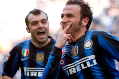 Pazzini celebra su gol en la compañía de Pandev.