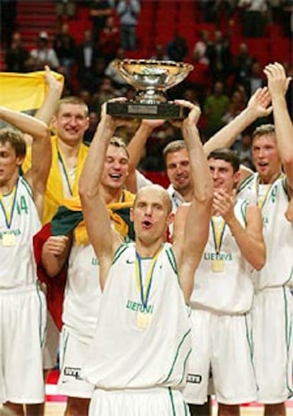 Stombergas, el capitán lituano, alza la copa de campeones de Europa en el podio delante de sus compañeros.