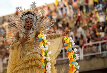 Una mujer de la escuela de samba Unidos da Tijuca canta durante un desfile de carnaval celebrado en el Sambódromo de Río de Janeiro, el 3 de marzo.