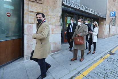 Los abogados del PP entrando a declarar por la presunta financiación ilegal del PP de Salamanca, este lunes.