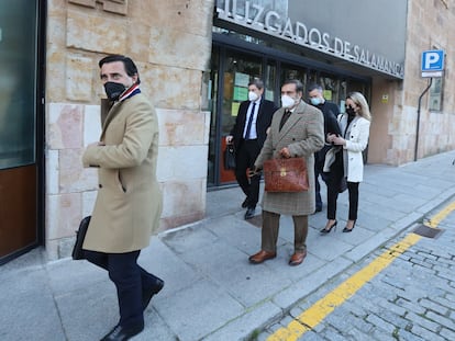 Los abogados del PP entrando a declarar por la presunta financiación ilegal del PP de Salamanca, este lunes.