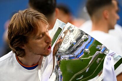 Luka Modric besa la copa de La Liga tras el partido.