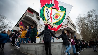 Aficionados del Rayo Vallecano forman una cadena humana en protesta por el posible traslado del estadio.