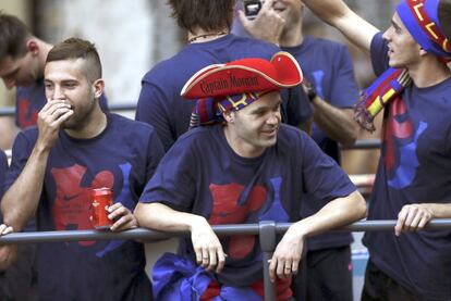 Iniesta i Jordi Alba recorren amb autobús els carrers de Barcelona.