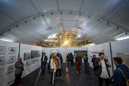 Visitantes observan las obras exhibidas en la Feria.