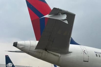 El avión de Delta Airlines con daño en el estabilizador trasero luego del choque de este lunes.