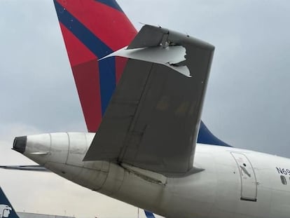 El avión de Delta Airlines con daño en el estabilizador trasero luego del choque de este lunes.