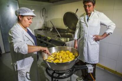 Cocción de la fruta para elaborar mermelada en la planta de La Pauleña en El Padul (Granada)