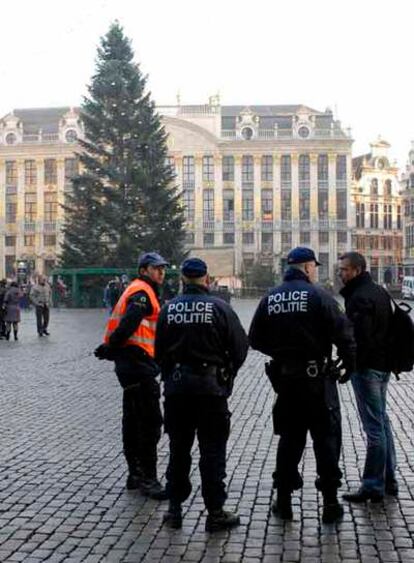 Policías belgas hacen guardia ayer en la Grand Place de Bruselas.
