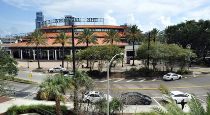 El centro comercial Jacksonville Landing está situado en la zona de negocios más céntrica de la ciudad (de unos 900.0000 habitantes y situada en el noreste de Florida), tiene una veintena de restaurantes y unas setenta tiendas. Recibe cada año miles de visitas de vecinos y turistas.