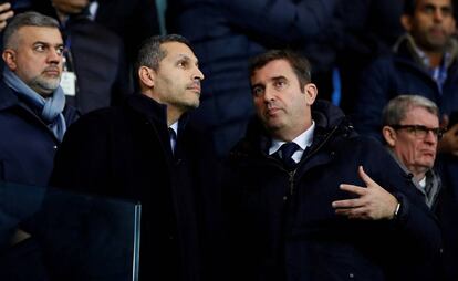 Khaldoon Al Mubarak, presidente del City, y Ferran Soriano, director ejecutivo, durante un partido del club de Manchester. 