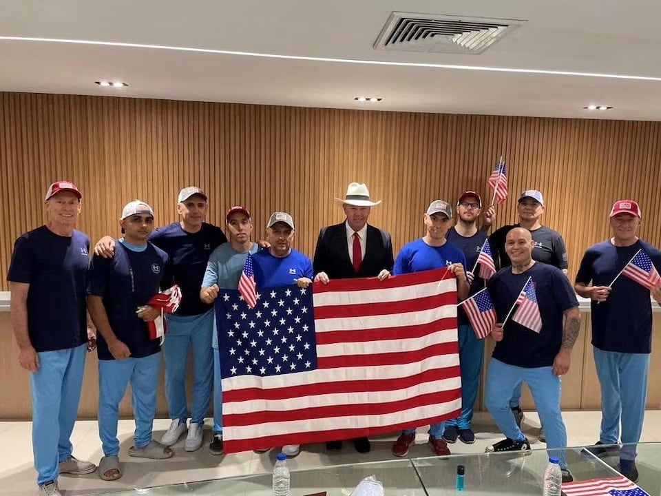 Imagen publicada en X por la Embajada de Estados Unidos en Venezuela, en ella se ve a Ortiz, el segundo por la derecha, con gorra.