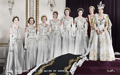 La reina con sus damas de honor en el salón verde de Buckingham. Al seleccionar seis damas de honor en lugar de pajes para llevar su capa de terciopelo durante la ceremonia, Isabel II siguió el precedente de la reina Victoria. Estas fueron: lady Moyra Hamilton, lady Anne Coke, lady Rosemary Spencer-Churchill, lady Mary Baillie-Hamilton, lady Jane Heathcote -Drummond-Willoughby y lady Jane Vane-Tempest-Stewart.