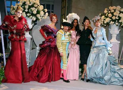 John Galliano, entre Linda Evangelista y Naomi Campbell, en el desfile de Dior celebrado el pasado julio en París.