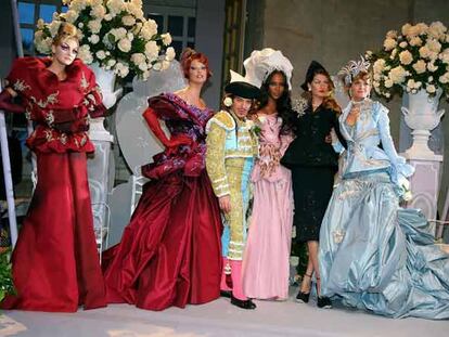John Galliano, entre Linda Evangelista y Naomi Campbell, en el desfile de Dior celebrado el pasado julio en París.