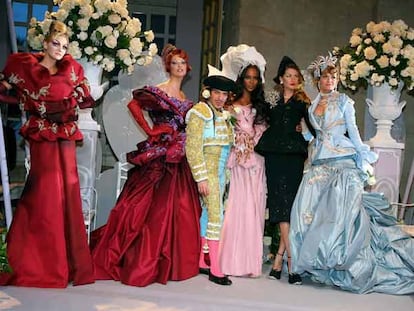 John Galliano, entre Linda Evangelista y Naomi Campbell, en el desfile de Dior celebrado el pasado julio en París.