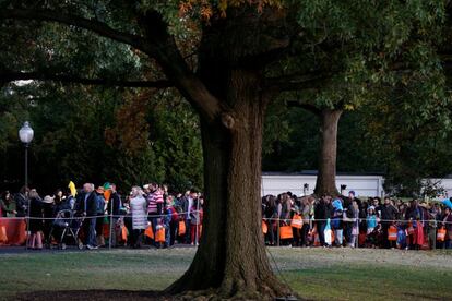 Una gran fila de niños acompañados por sus padres esperan para ser recibidos por el presidente y la primera dama, en la Casa Blanca.