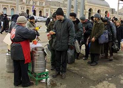 Voluntarios de una organización de caridad distribuyen sopa entre ciudadanos de Moscú.