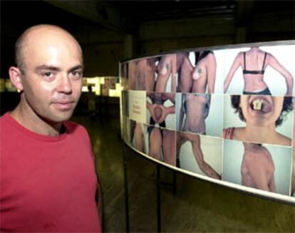 El artista Pau Ros ante su exposición 'Skin-Stip', que se muestra en la ciudad condal
