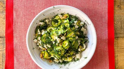 Ensalada de calabacín, queso feta y nueces