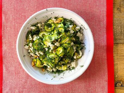 Ensalada de calabacín, queso feta y nueces