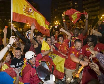 Aficionados españoles celebran la victoria en la capital asturiana.