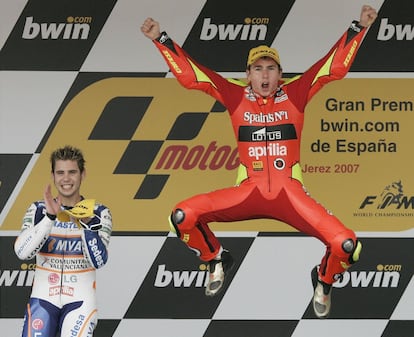  Jorge Lorenzo salta de alegría en el podio, tras proclamarse ganador de la prueba de 250 cc del Gran Premio de España de motociclismo disputado en Jerez. En la imagen, a la izquierda, Álvaro Bautista, segundo en la prueba, en marzo de 2007.