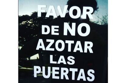 Parte del éxito de sus carteles se esconde en los diferentes usos que hacemos del lenguaje. "La mayoría tienen que ver con la diferente forma que usamos el español a ambos lados del Atlántico, palabras con significados distintos o expresiones que llevan a equívocos", explica el periodista. Así, mientras en España damos portazos, en Guadalajara (México) azotan puertas. O ruegan que no lo hagan.