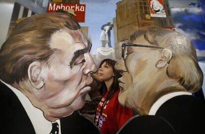 Un visitante observa una instalación de arte que representa el líder soviético Leonid Brezhnev (izquierda) besando a su homólogo de Alemania Oriental Erich Honecker, en el Museo de las ilusiones ópticas de San Petersburgo, Rusia.