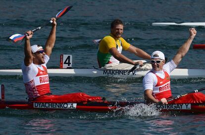 Los rusos Postrigay y Dyachenko celebran su oro en K2-200 en Londres 2012.