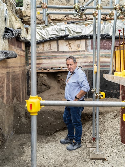 Gennaro Iovino, responsable de las nuevas excavaciones, en unas termas que están siendo investigadas.