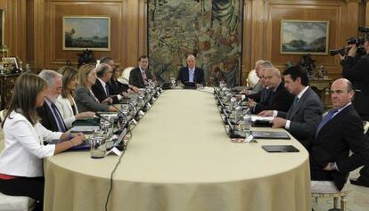 King Juan Carlos presides Friday’s Cabinet meeting, which approved the biggest belt-tightening initiative since the return to democracy.