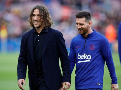 Puyol y Messi, poco antes de un partido entre el Barça y el Alavés en diciembre de 2019.